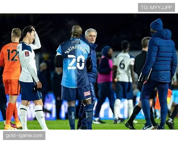 穆里尼奥战术革新显成效:攻守平衡重塑,球队状态强势回升 穆里尼奥战术革新显成效:攻守平衡重塑,球队状态强势回升