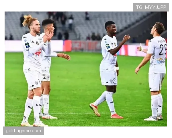 里昂进攻火力全开，新赛季状态回暖备受期待