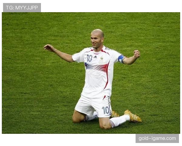 贝林厄姆与齐达内生涯上限对比：中场角色演变与时代差异