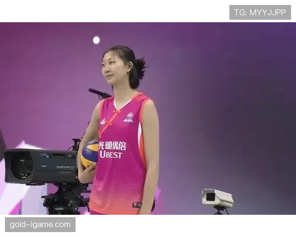 袁心玥训练馆里喝着高级蛋白饮，外面街边小吃摊完全不搭档儿啊